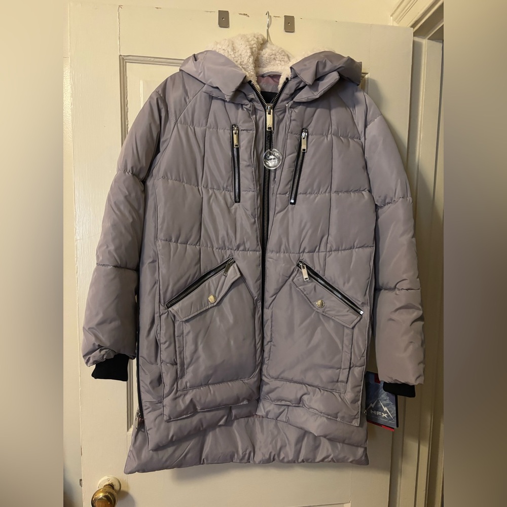 Misses NWT winter puff coat with front zipper, zipper pockets and extension